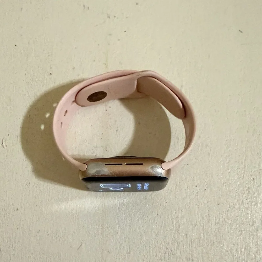 Apple Watch Series 4 40mm 16GB GPS Aluminum Rose Gold Cracked Screen w/ Charger